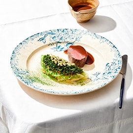Hert filet met savooienkool en zwarte knoflook Hert filet met savooienkool en zwarte knoflook